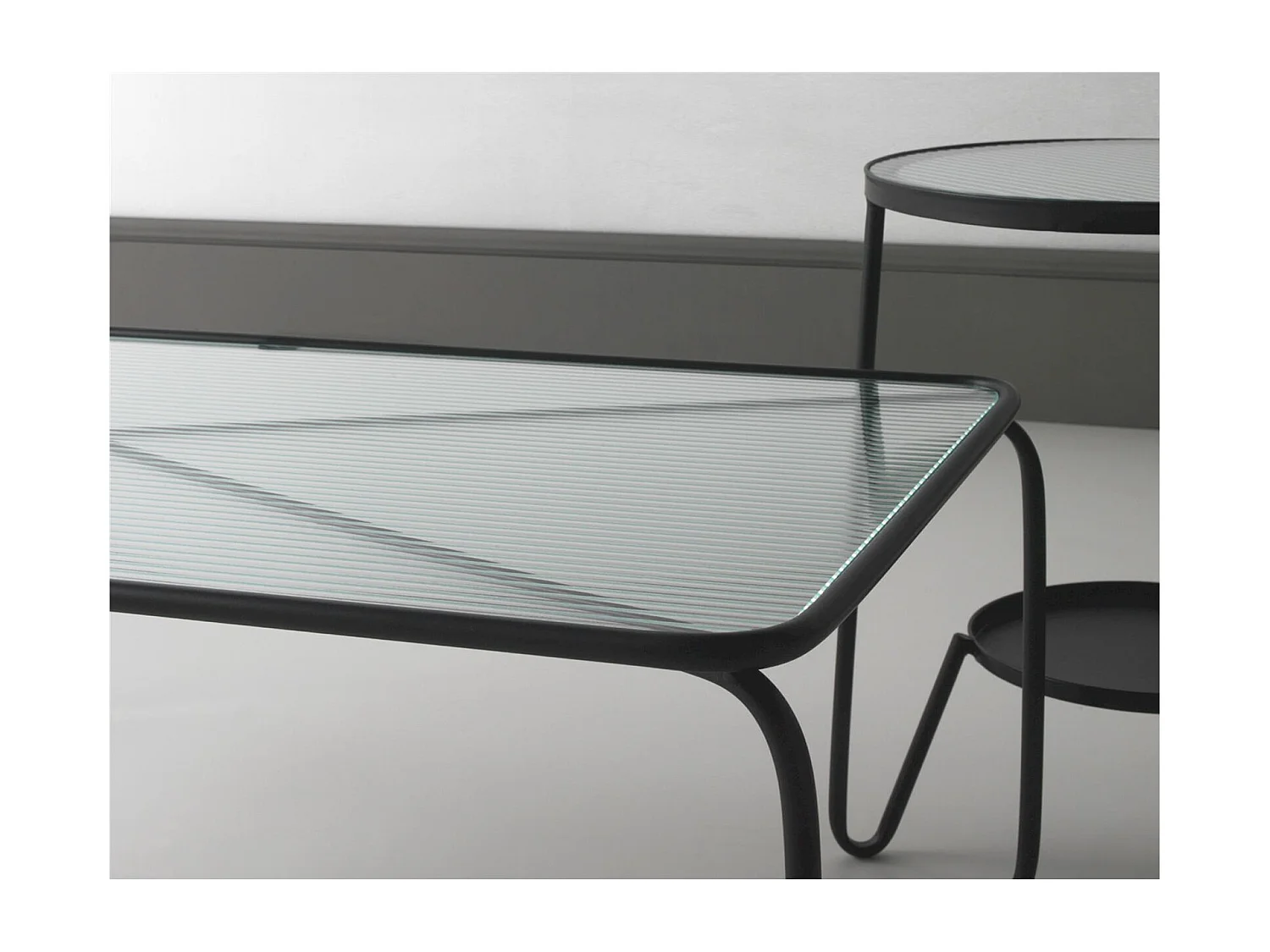 Table basse métal noir et verre design contemporain