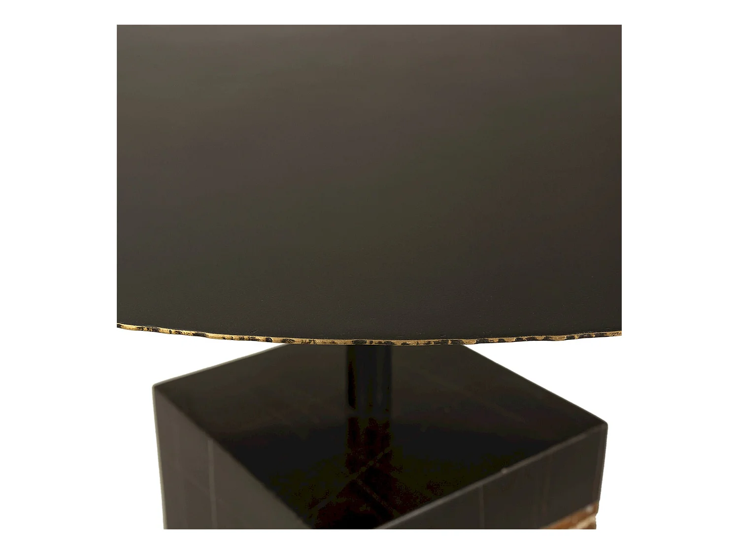 table à café élégante en métal noir et marbre doré raffiné