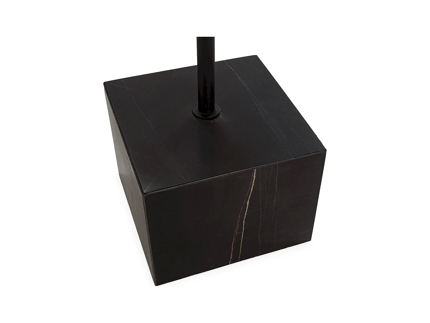 table à café élégante en métal noir et marbre doré raffiné