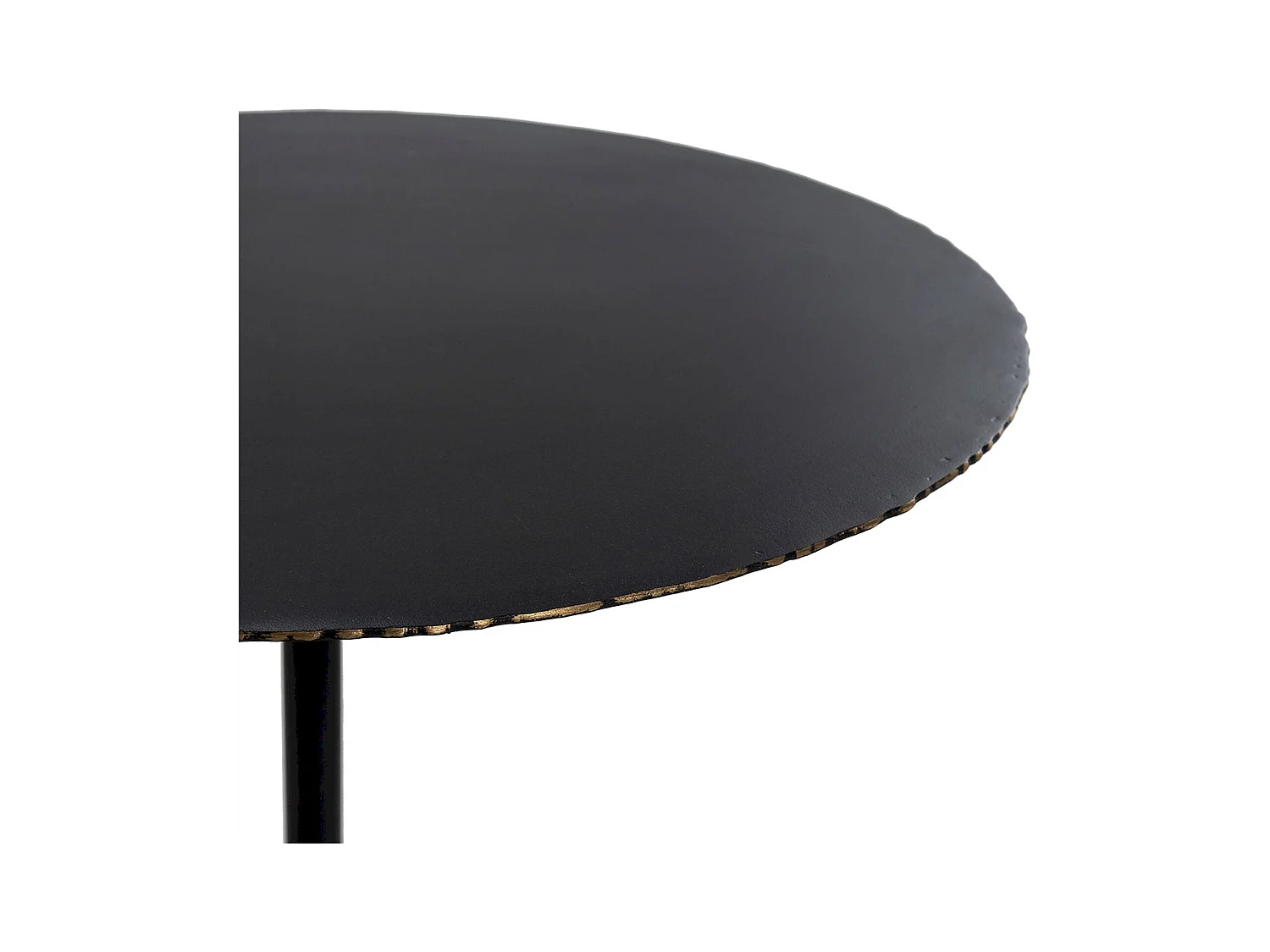 table à café élégante en métal noir et marbre doré raffiné