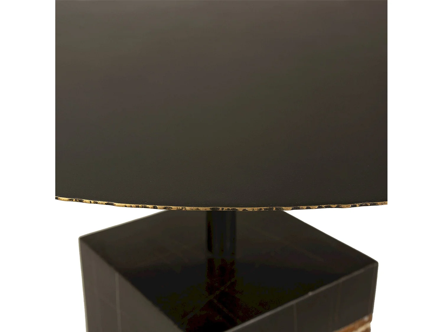 table à café élégante en métal noir et marbre doré raffiné