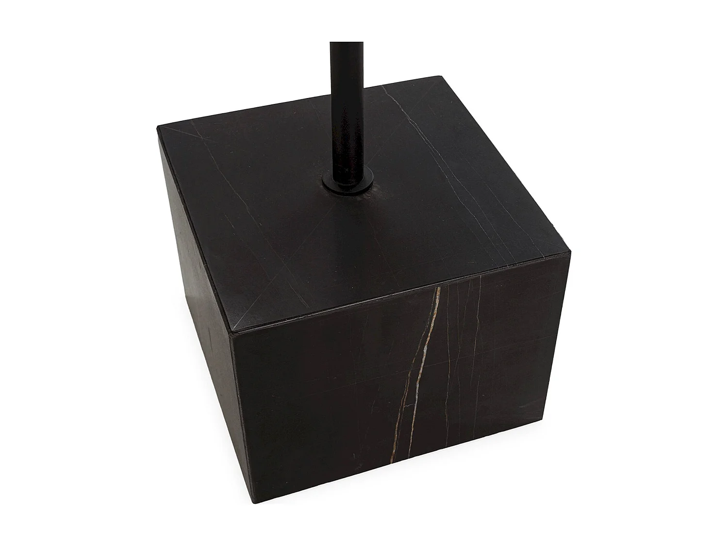 table à café élégante en métal noir et marbre doré raffiné