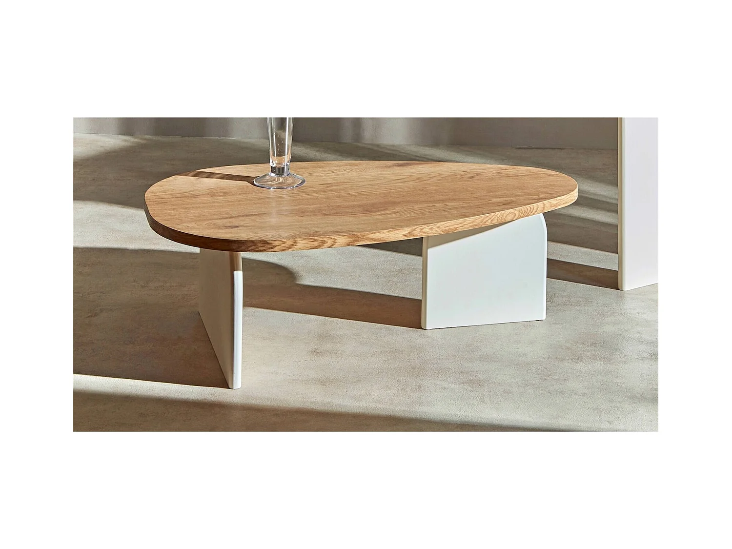 table basse design bois naturel et blanc ambiance moderne