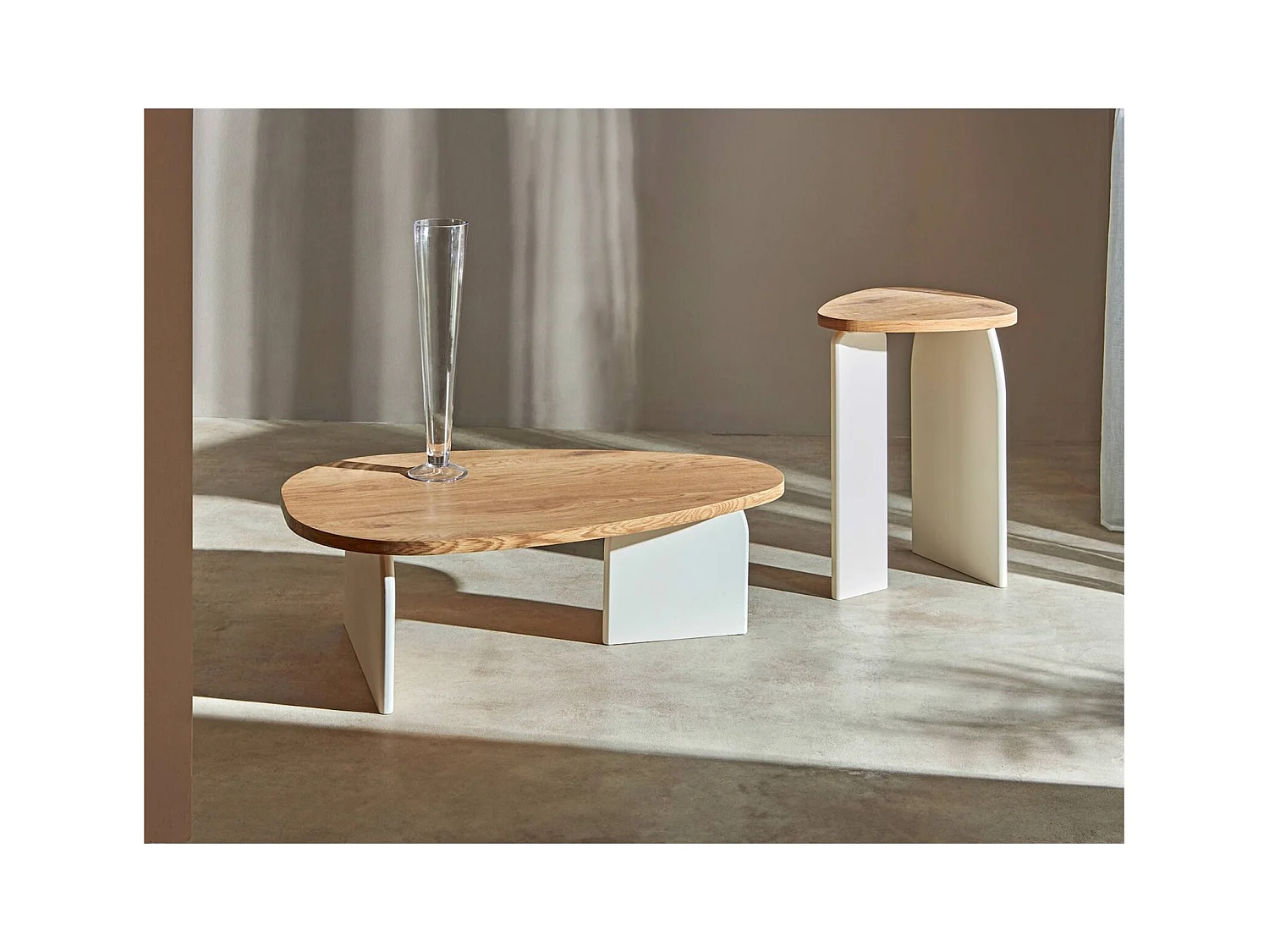 table basse design bois naturel et blanc ambiance moderne