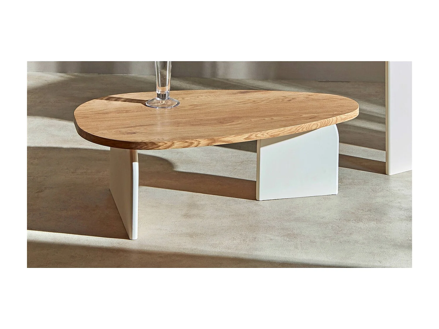 table basse design bois naturel et blanc ambiance moderne