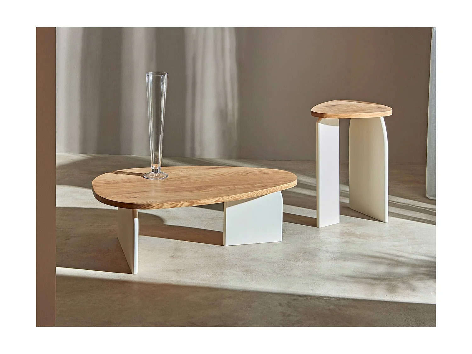 table basse design bois naturel et blanc ambiance moderne