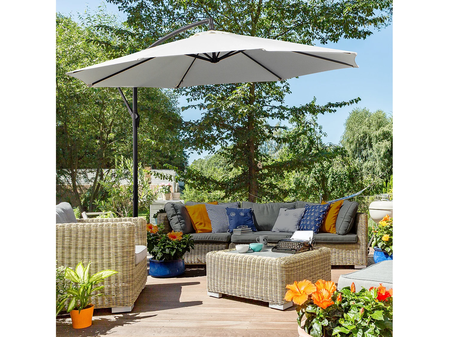 Parasol redondo descentrado con manivela, estructura de acero resistente, lona de poliéster color crema (300 x 300 x 200 cm)