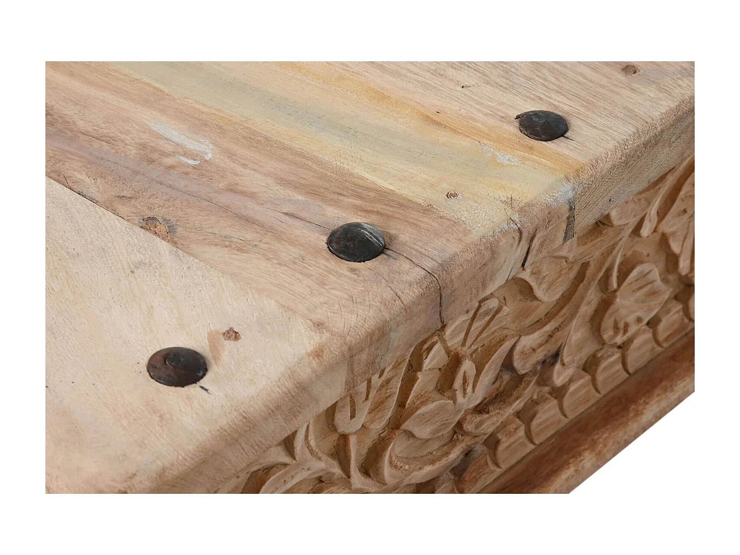 Table basse en bois naturel sculpté - charme authentique