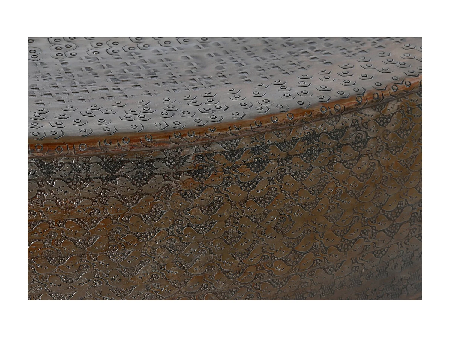 Table basse design dorée en aluminium pour salon chic