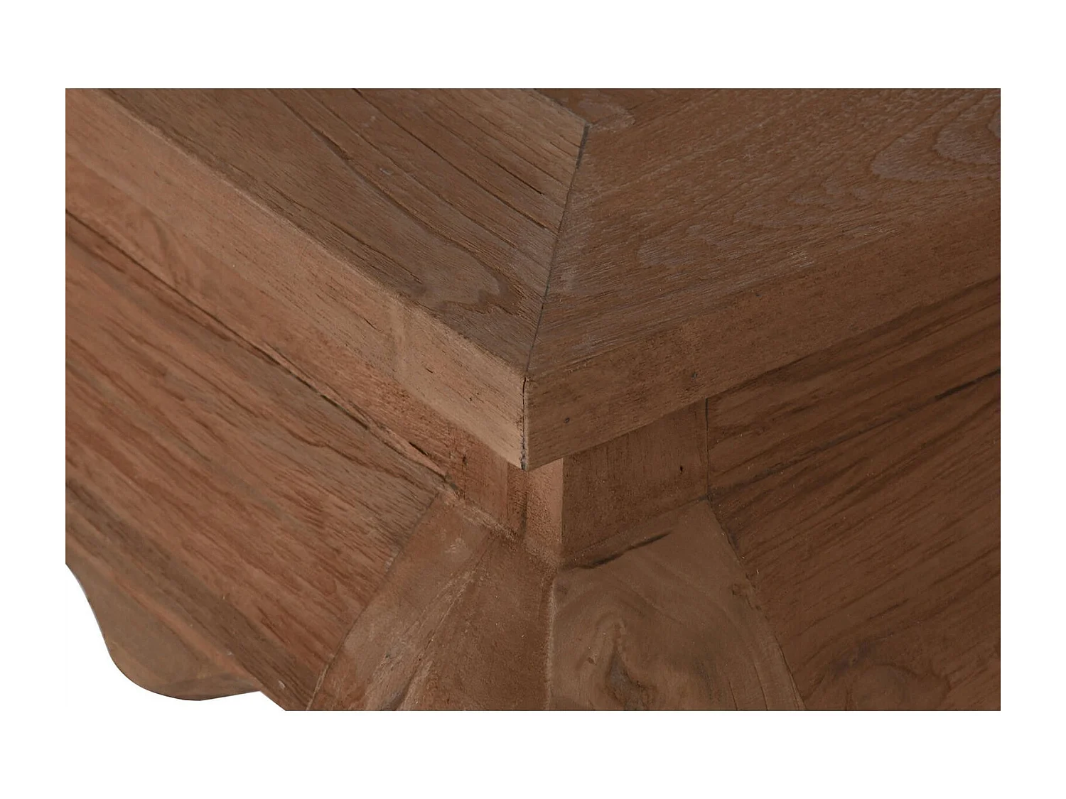 Table basse en teck recyclé pour intérieur cosy et élégant