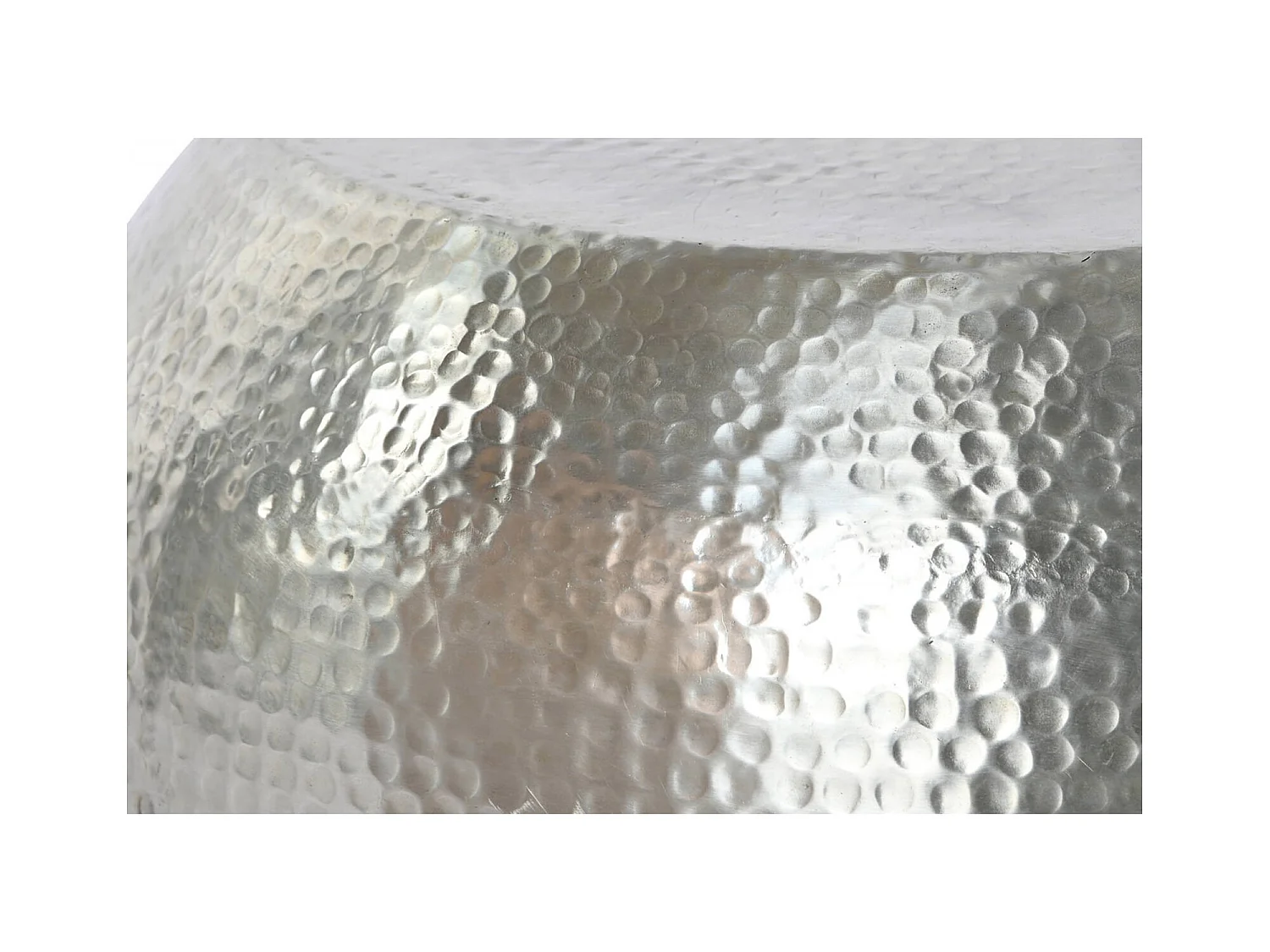 Table basse élégante argentée pour un intérieur chic