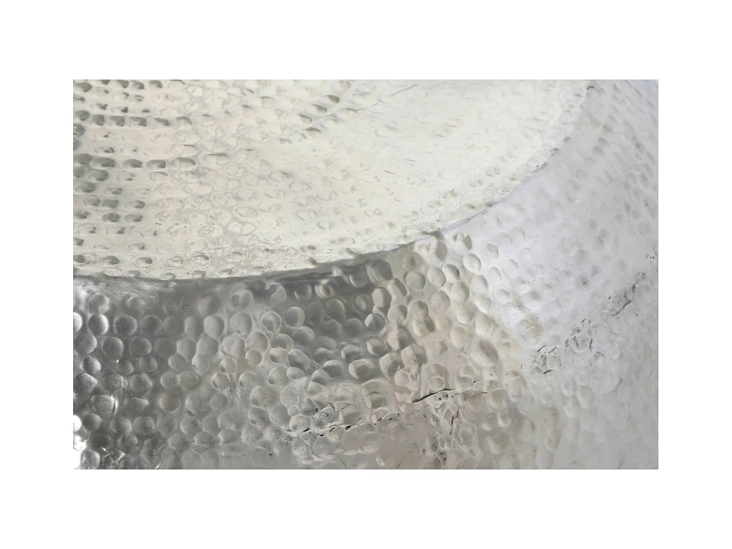 Table basse élégante argentée pour un intérieur chic