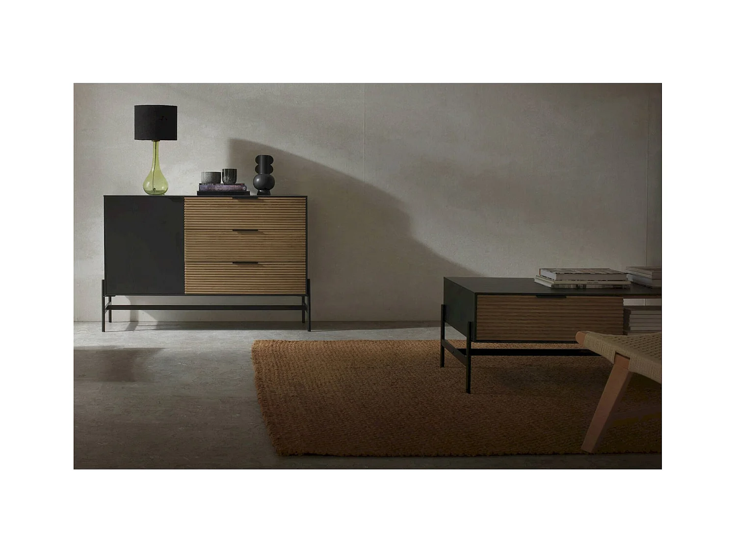 Table basse bois noir avec tiroirs et piètement métal noir