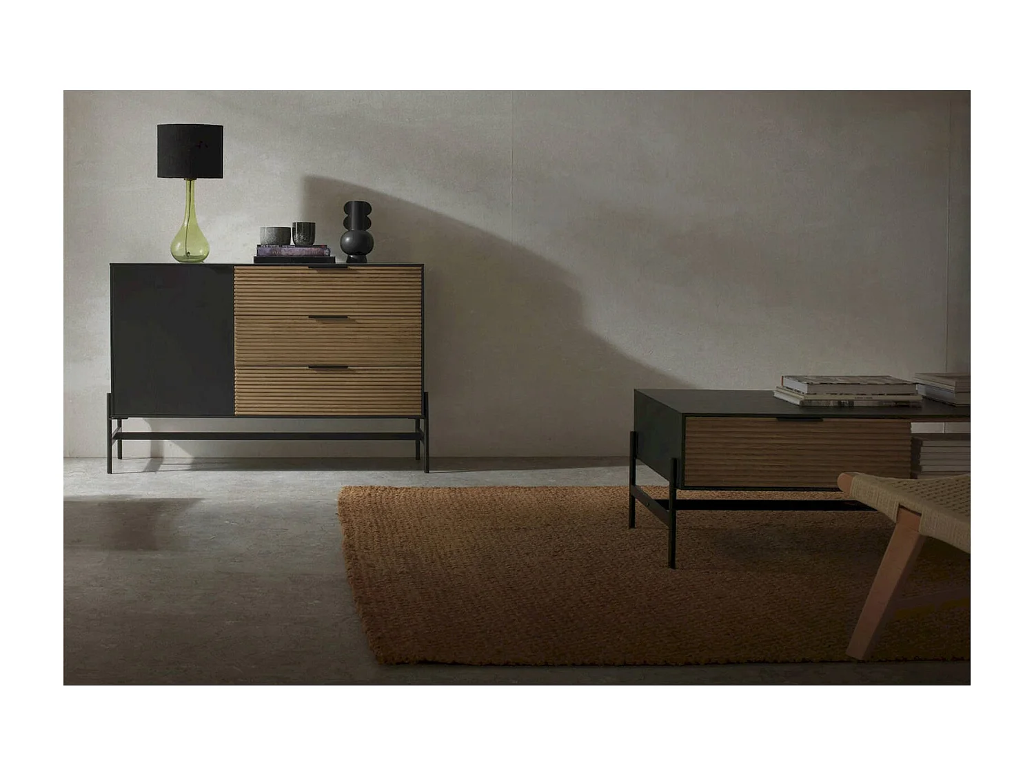 Table basse bois noir avec tiroirs et piètement métal noir