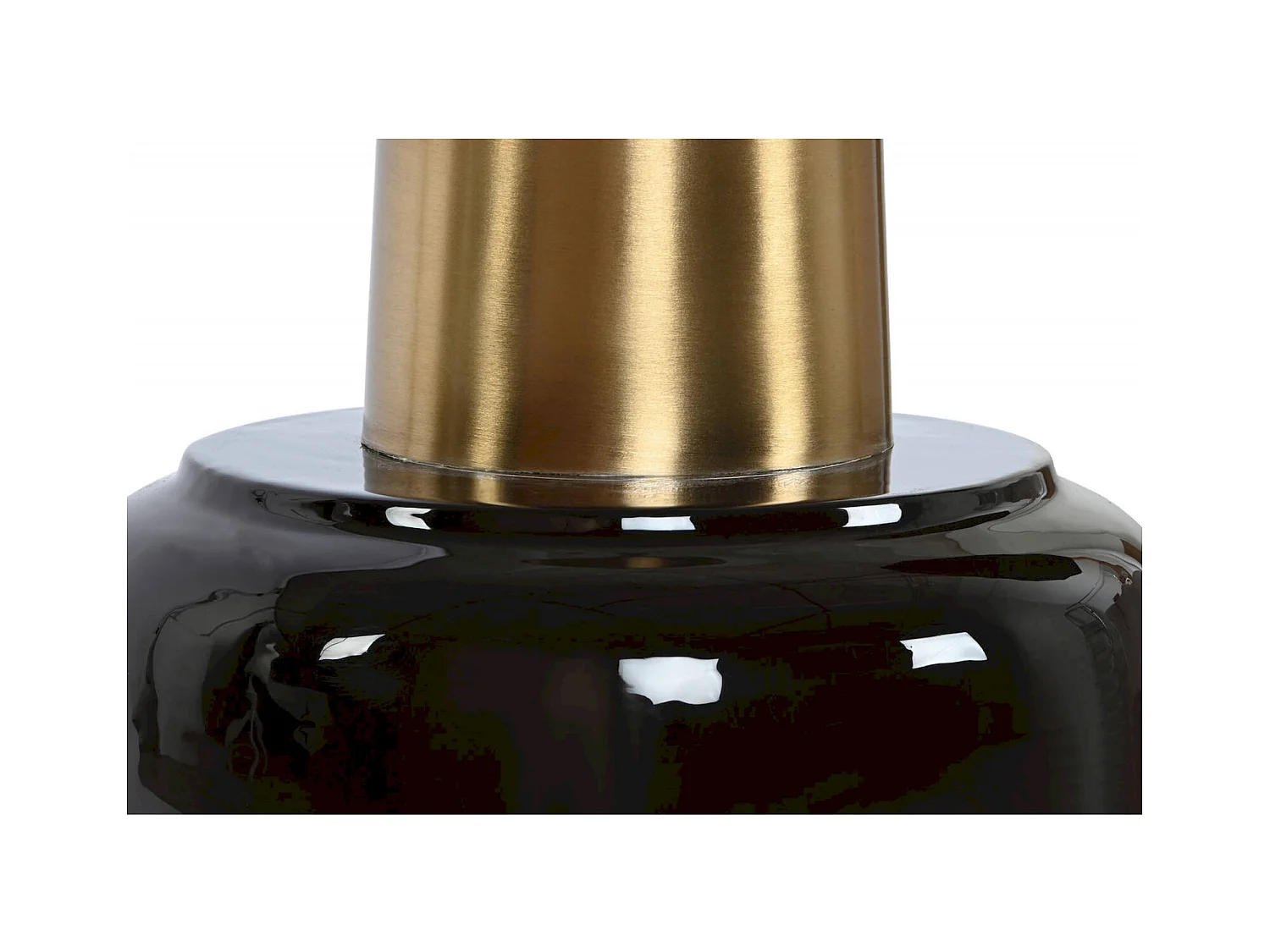 Table basse en verre avec touches dorées élégantes