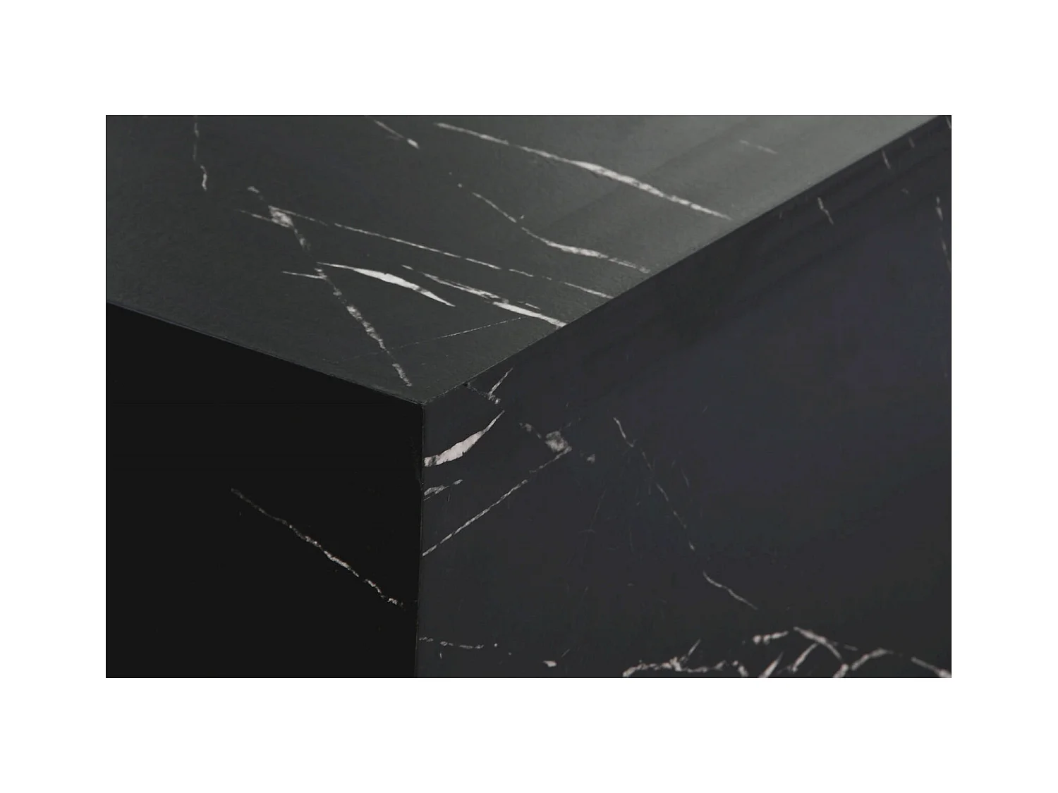 Table basse effet marbre noir pour salon chic