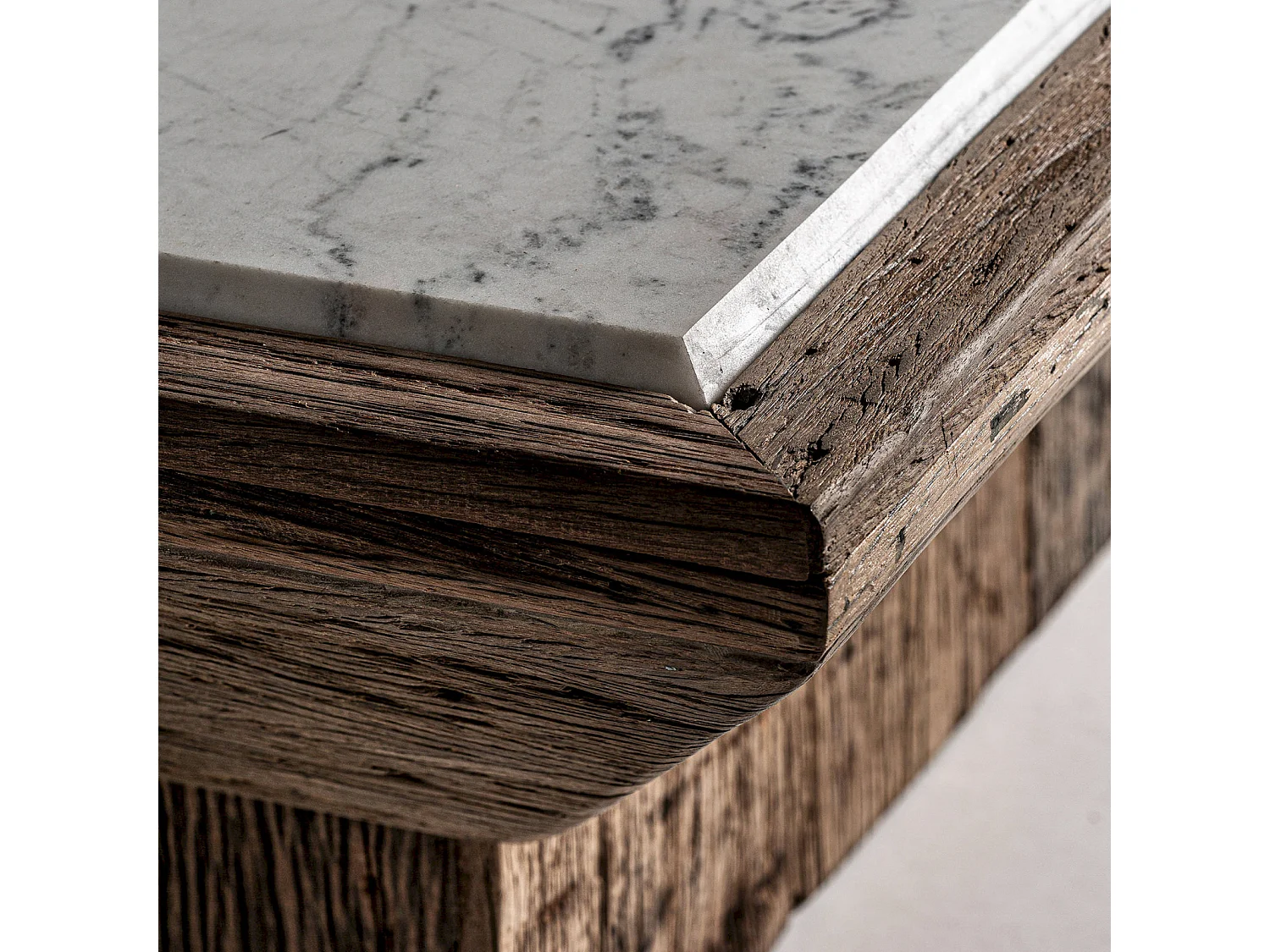 Table basse ethnique en pin et marbre