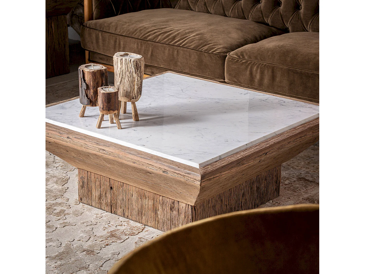 Table basse ethnique en pin et marbre