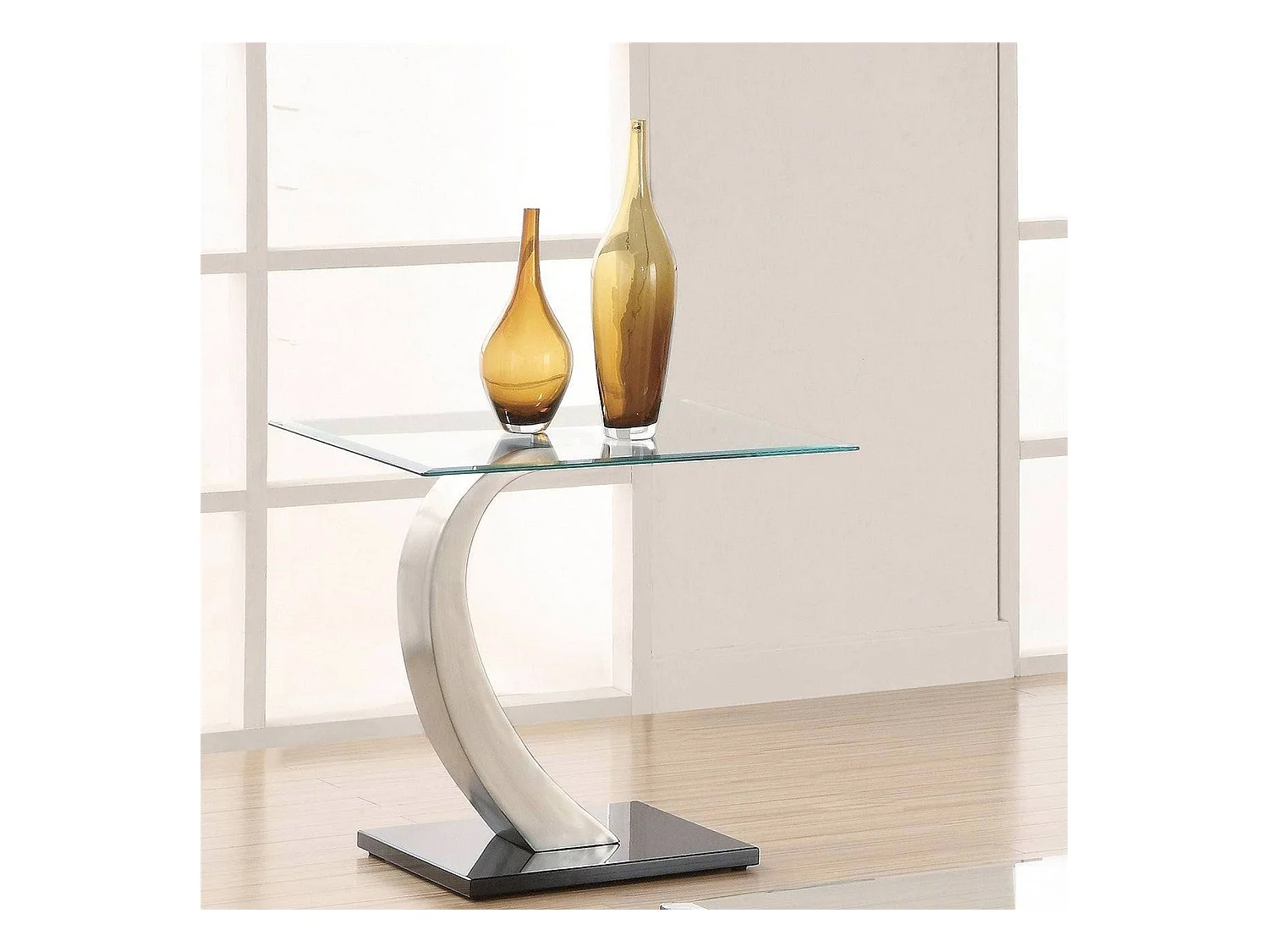Table basse élégante en métal avec plateau en verre