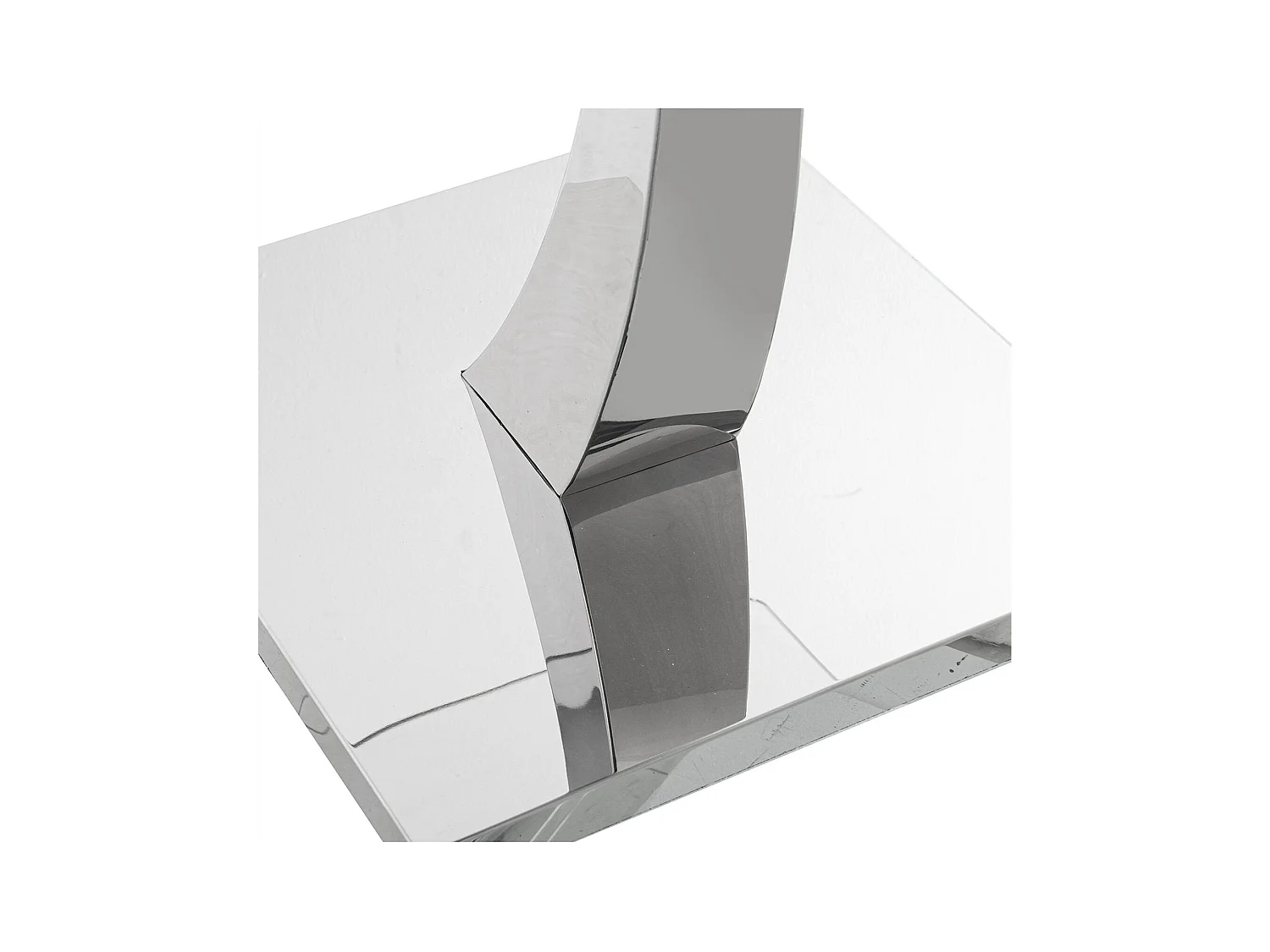 Table basse élégante en métal avec plateau en verre