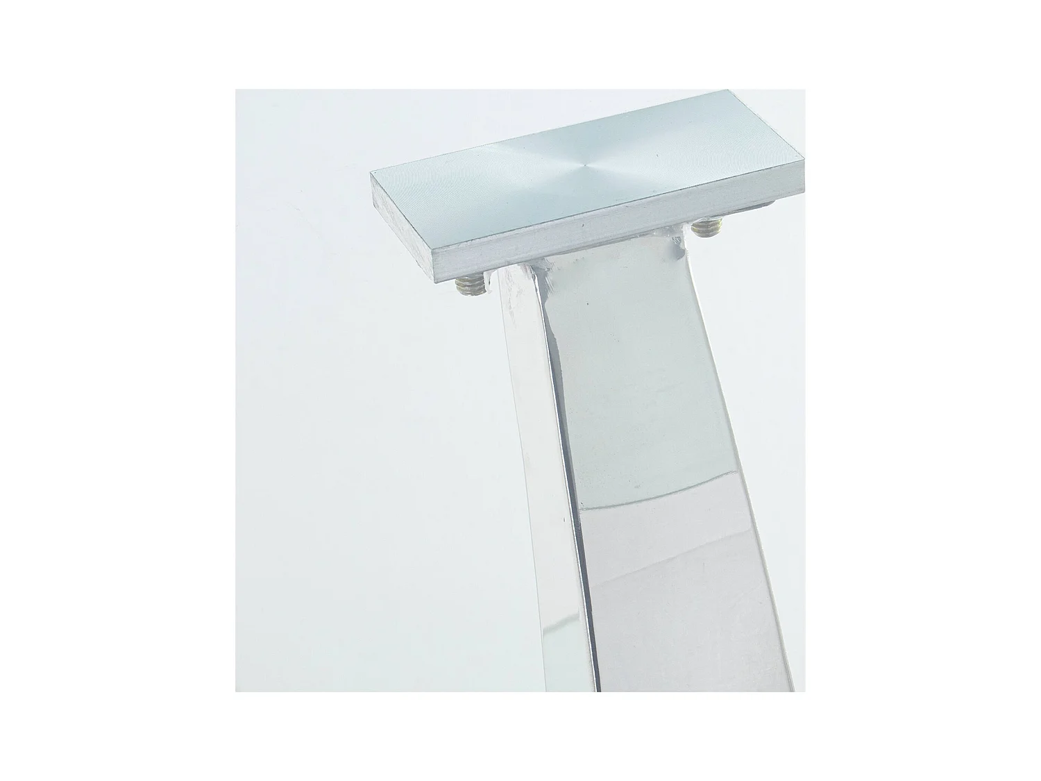 Table basse élégante en métal avec plateau en verre