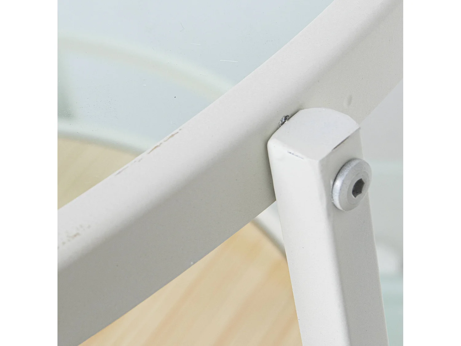 Table basse design métal blanc et bois élégant