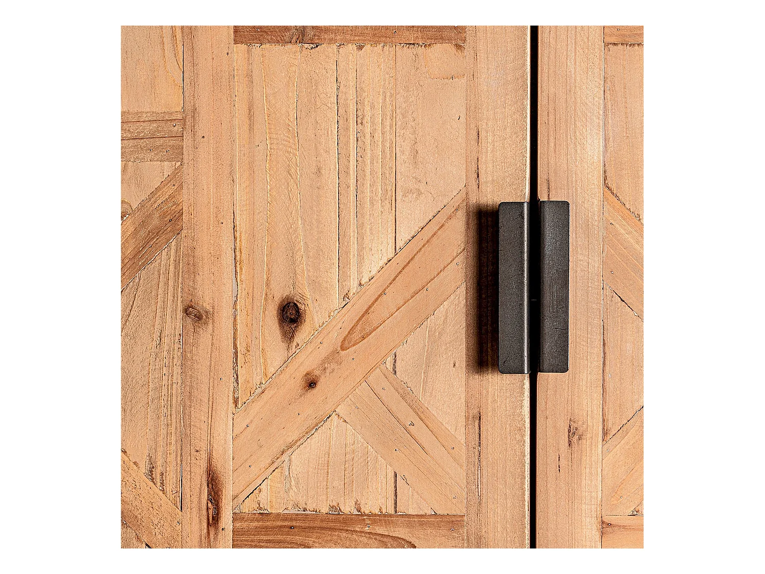 Armoire en bois clair et métal avec casiers de rangement