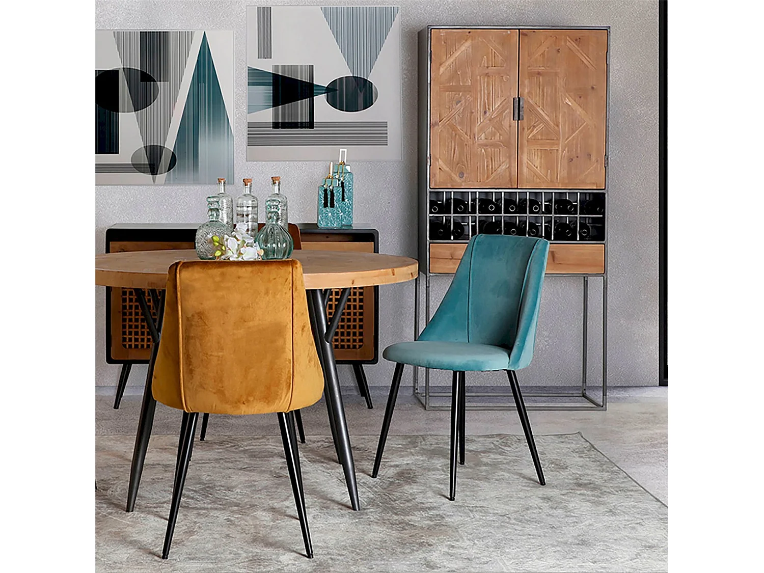 Armoire en bois clair et métal avec casiers de rangement