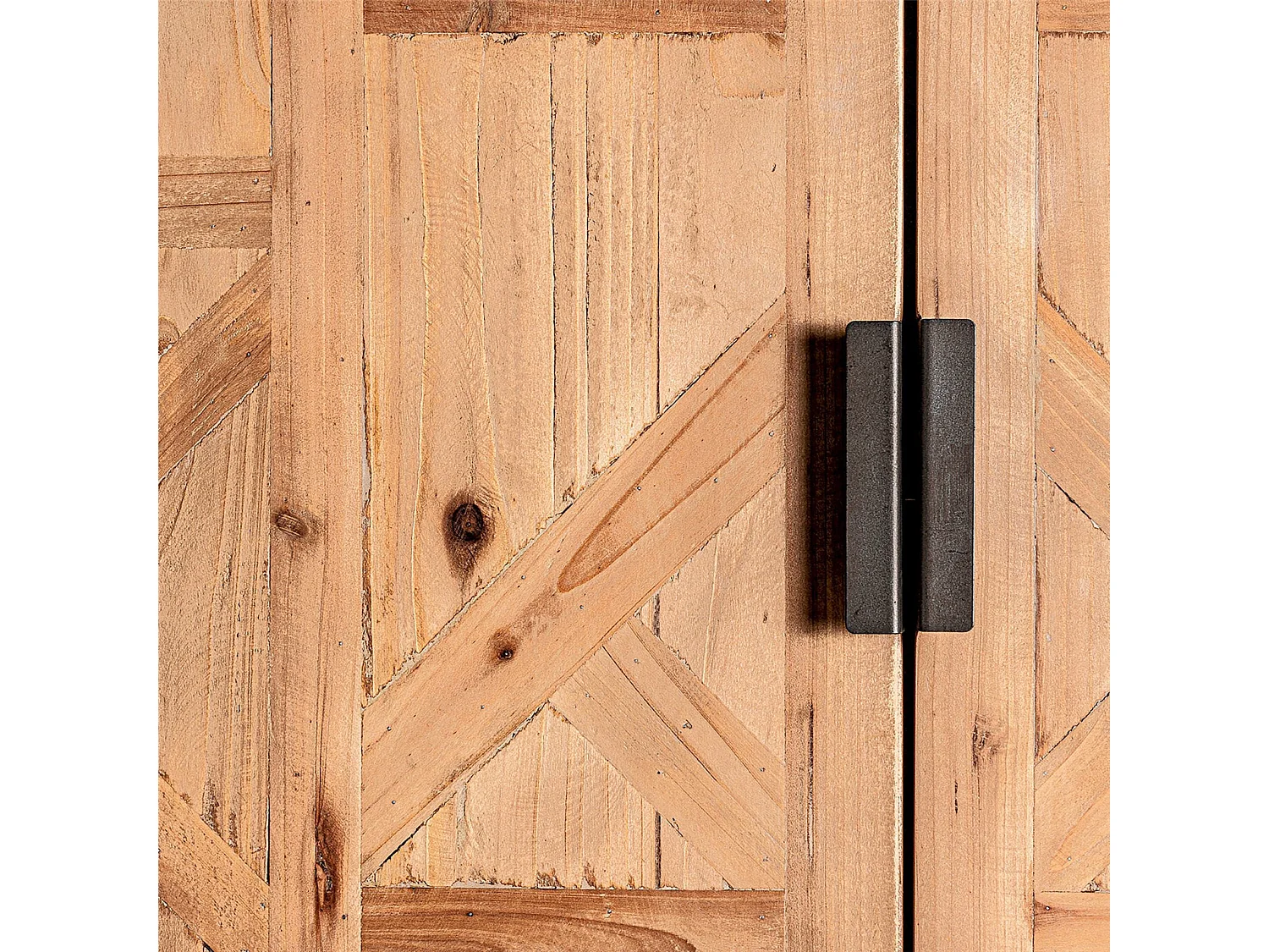 Armoire en bois clair et métal avec casiers de rangement