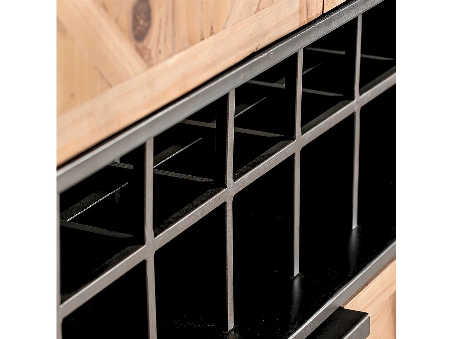 Armoire en bois clair et métal avec casiers de rangement