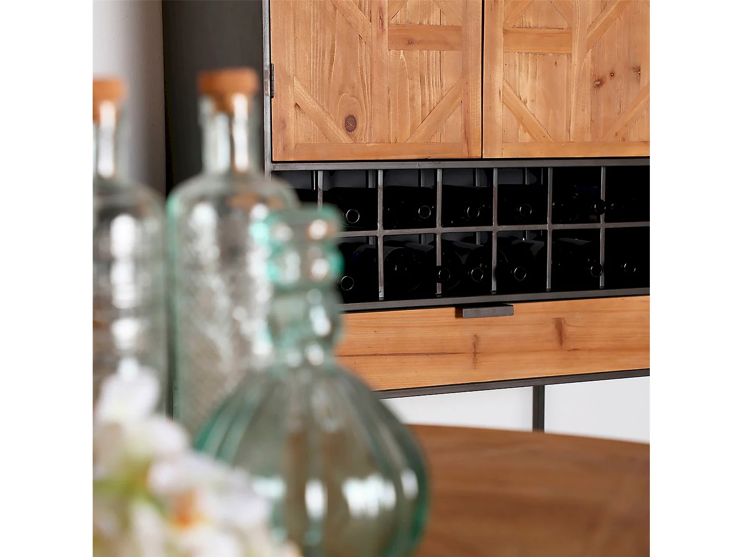 Armoire en bois clair et métal avec casiers de rangement