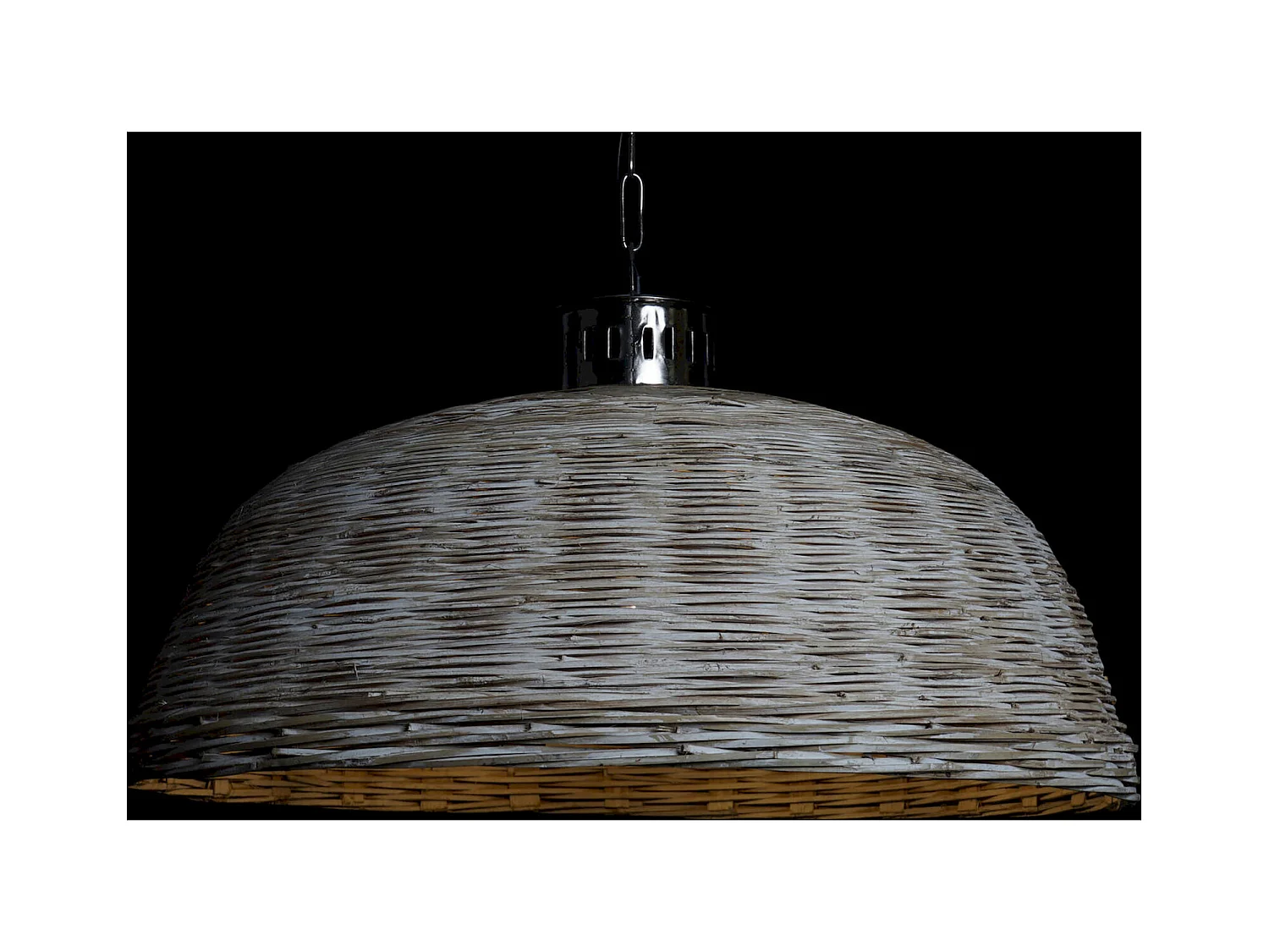 Suspension chic en rotin et métal pour intérieur élégant