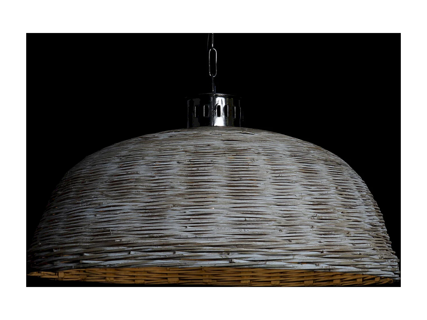 Suspension chic en rotin et métal pour intérieur élégant