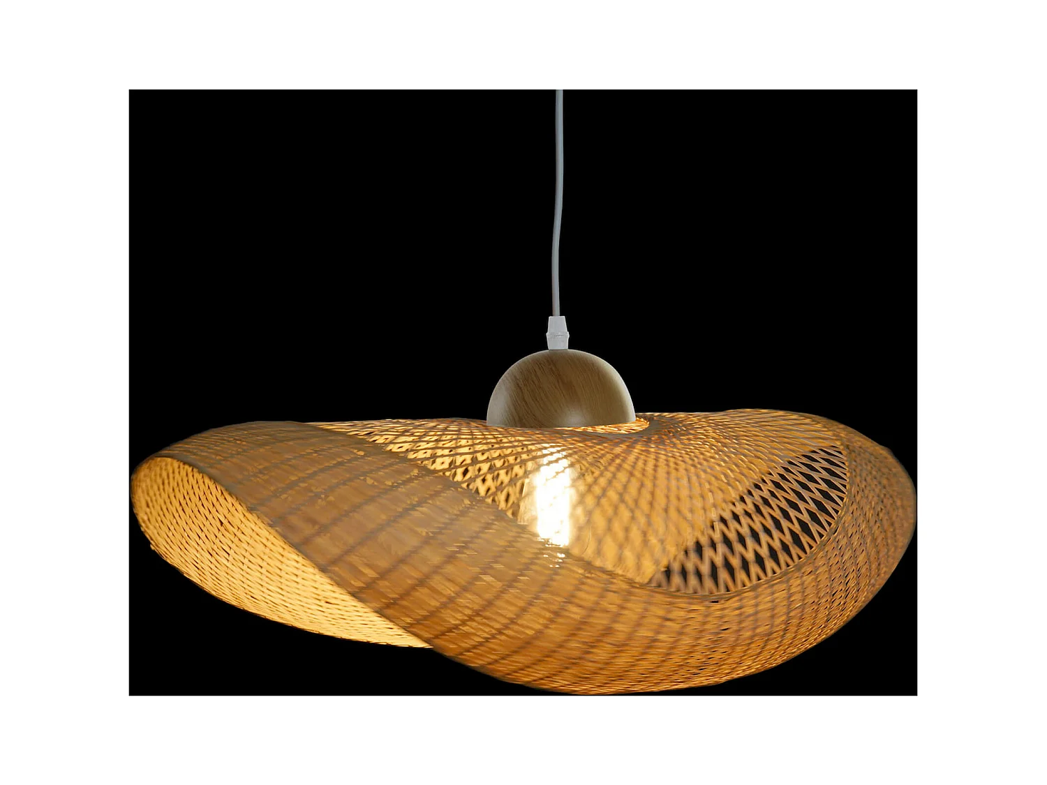 Suspension élégante en bambou tressé pour intérieur