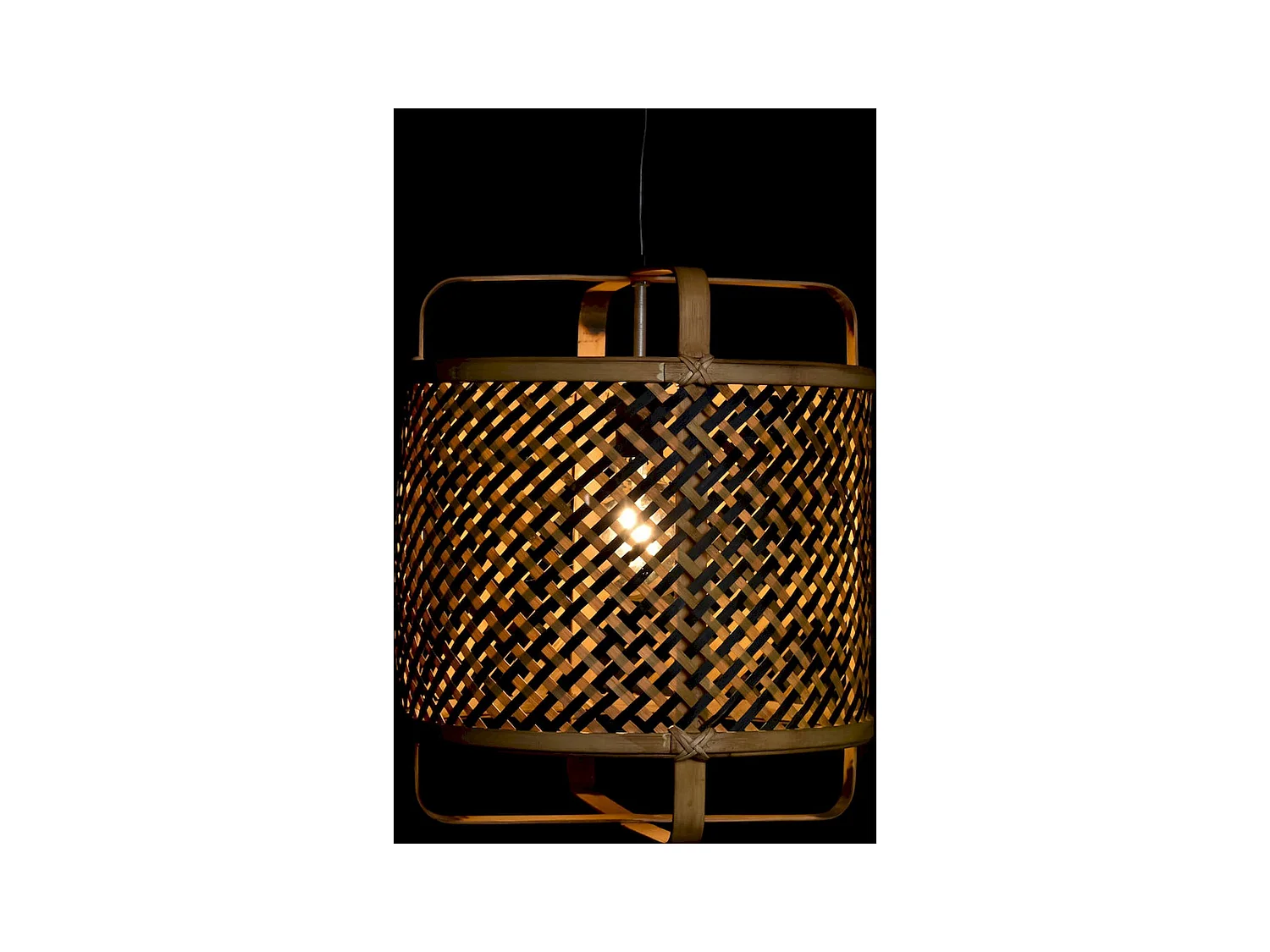 Suspension élégante en rotin tressé pour intérieur chic