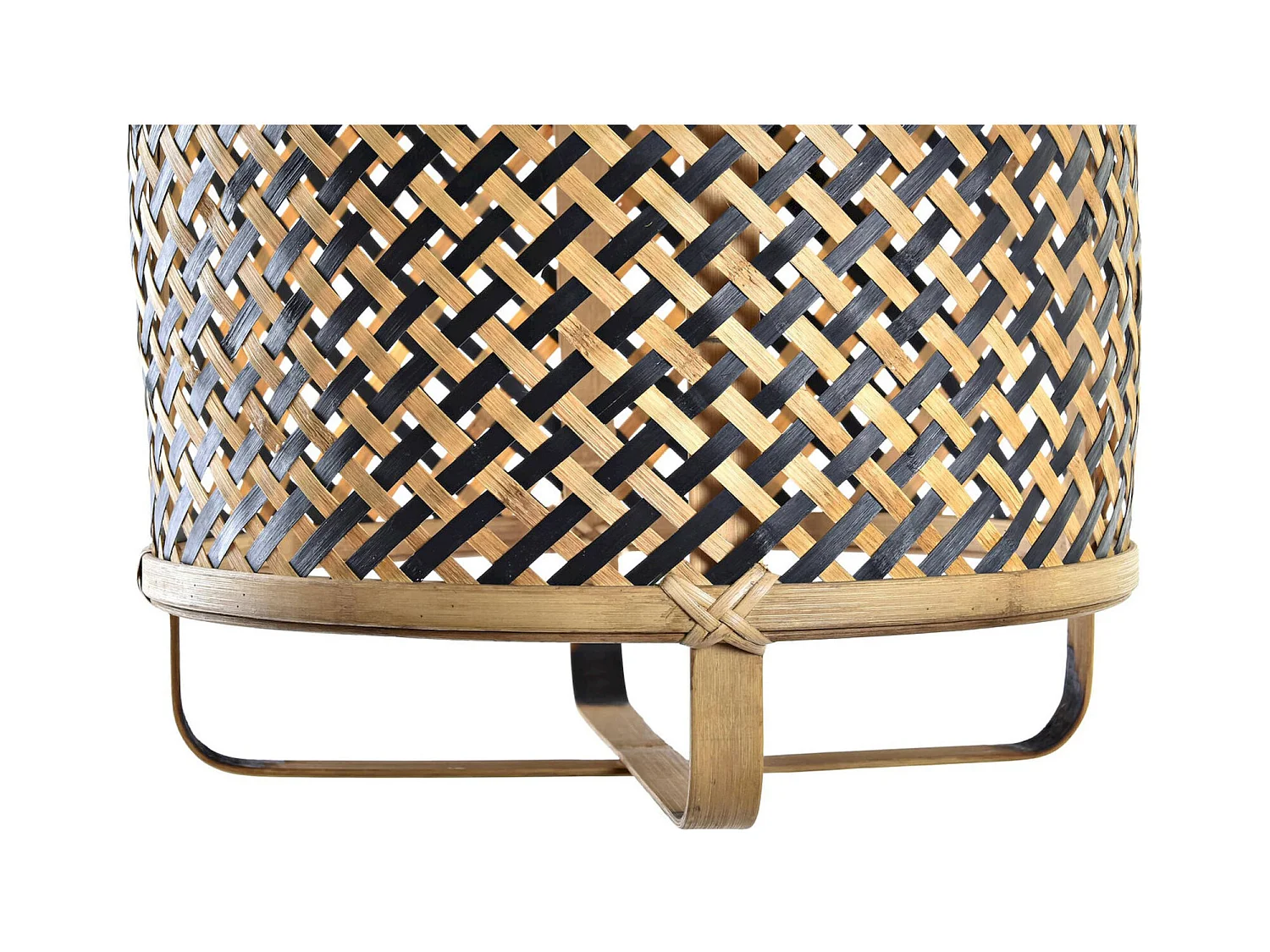 Suspension élégante en rotin tressé pour intérieur chic