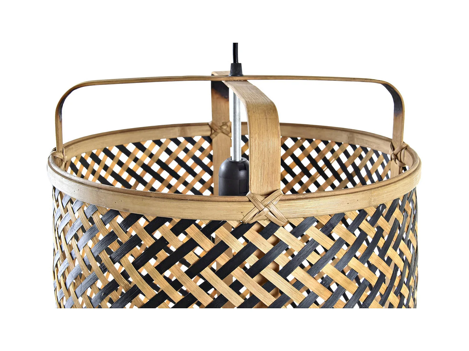 Suspension élégante en rotin tressé pour intérieur chic