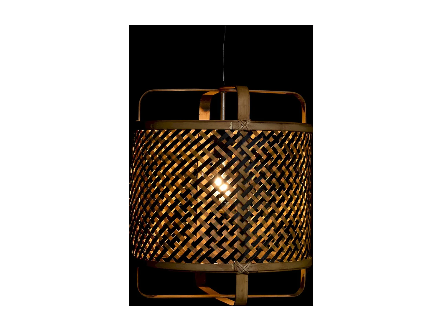 Suspension élégante en rotin tressé pour intérieur chic