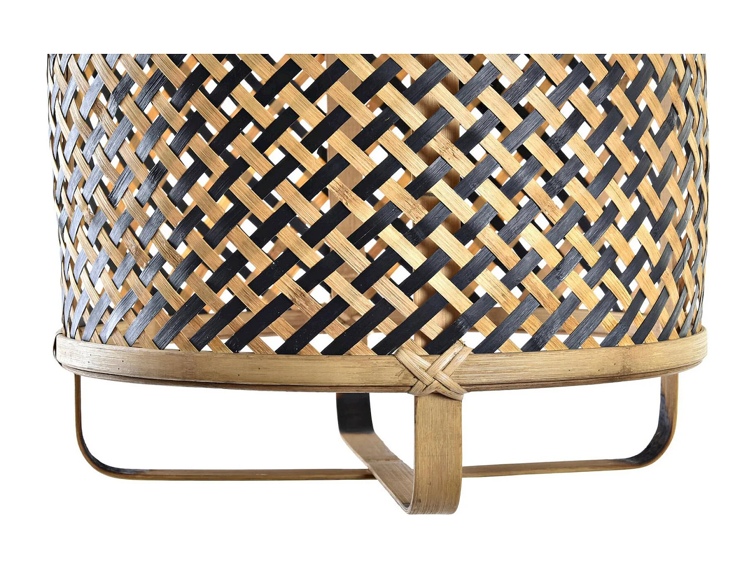 Suspension élégante en rotin tressé pour intérieur chic