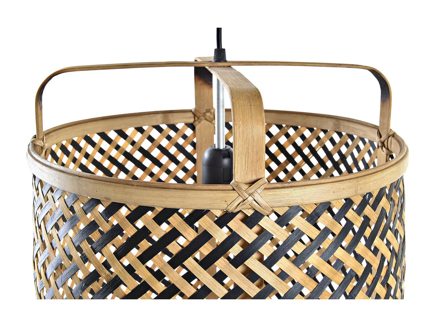 Suspension élégante en rotin tressé pour intérieur chic