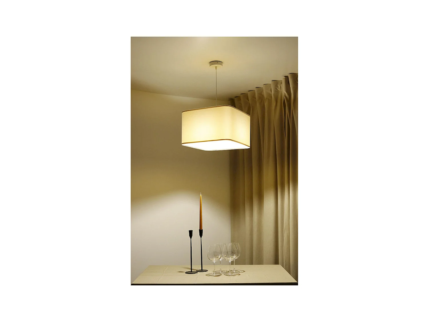 Suspension élégante touché velours doux et détails dorés - Hauteur 25 cm