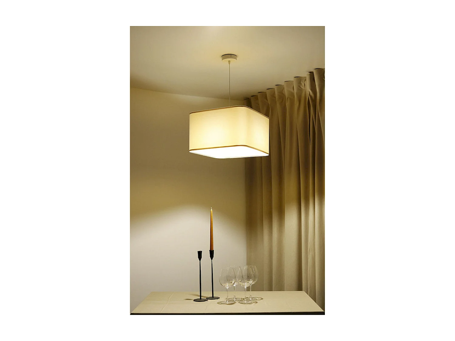 Suspension élégante touché velours doux et détails dorés - Hauteur 25 cm