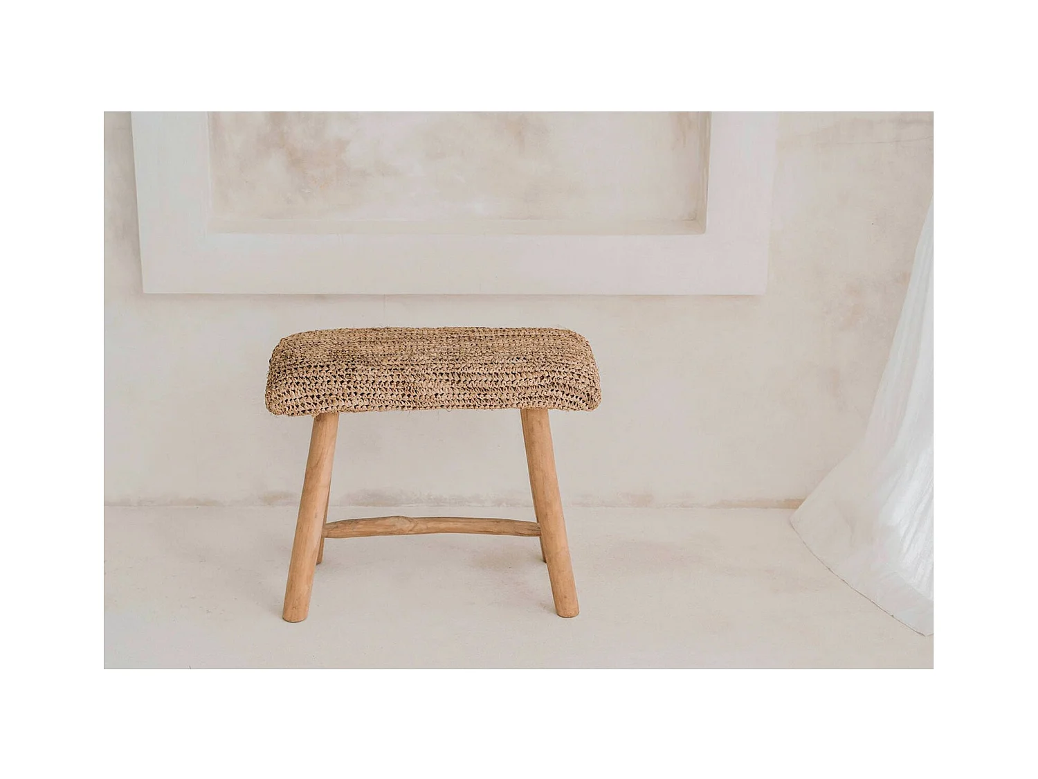 Banc raphia élégant pour intérieur cosy