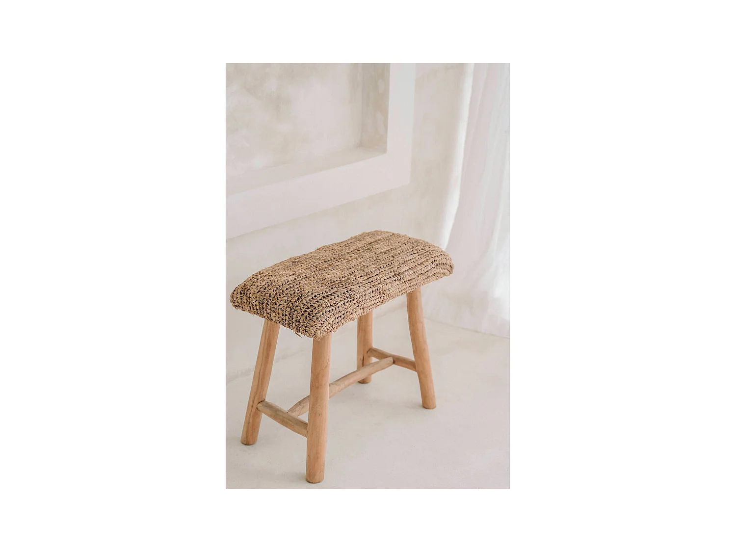 Banc raphia élégant pour intérieur cosy