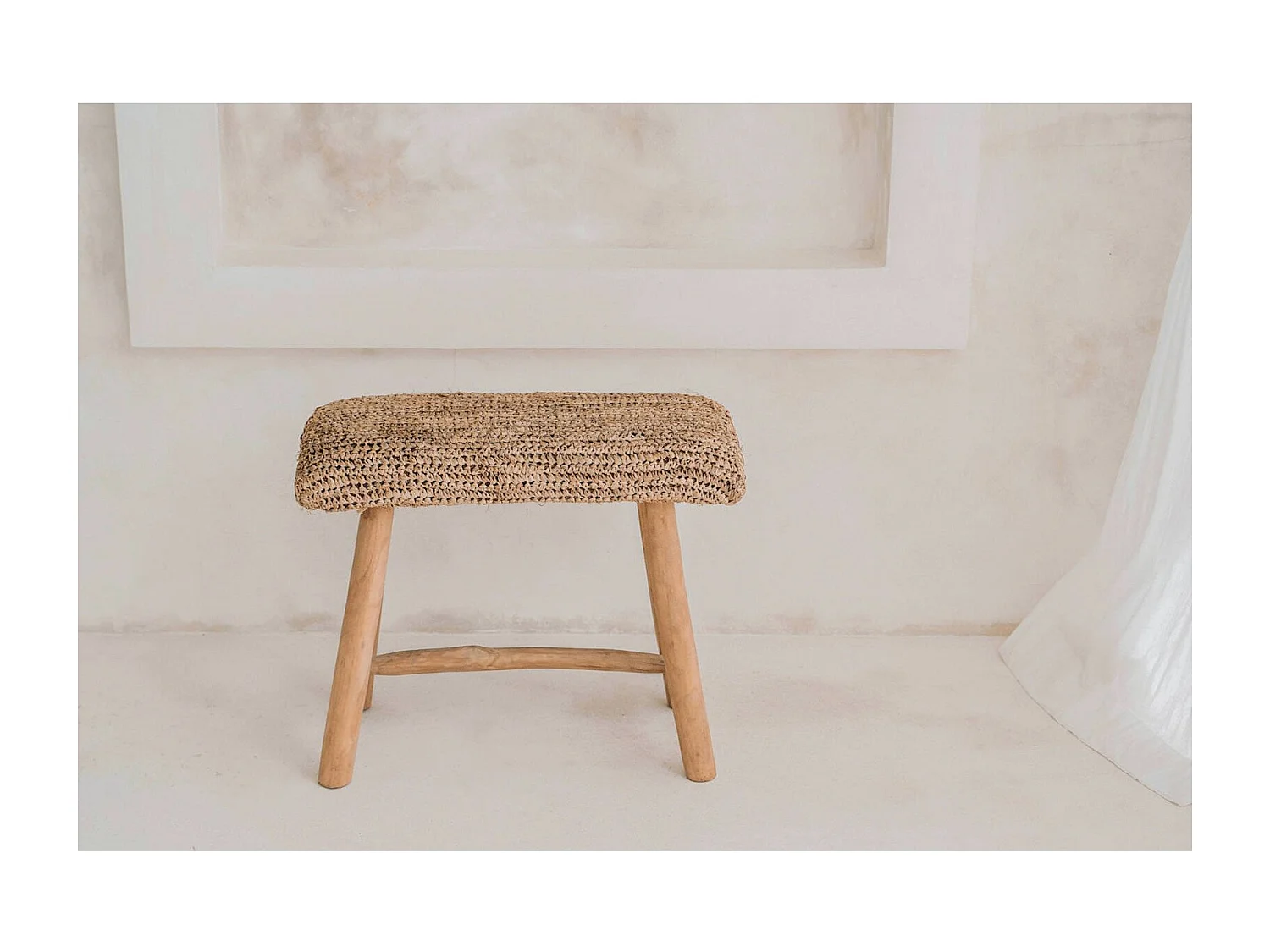 Banc raphia élégant pour intérieur cosy