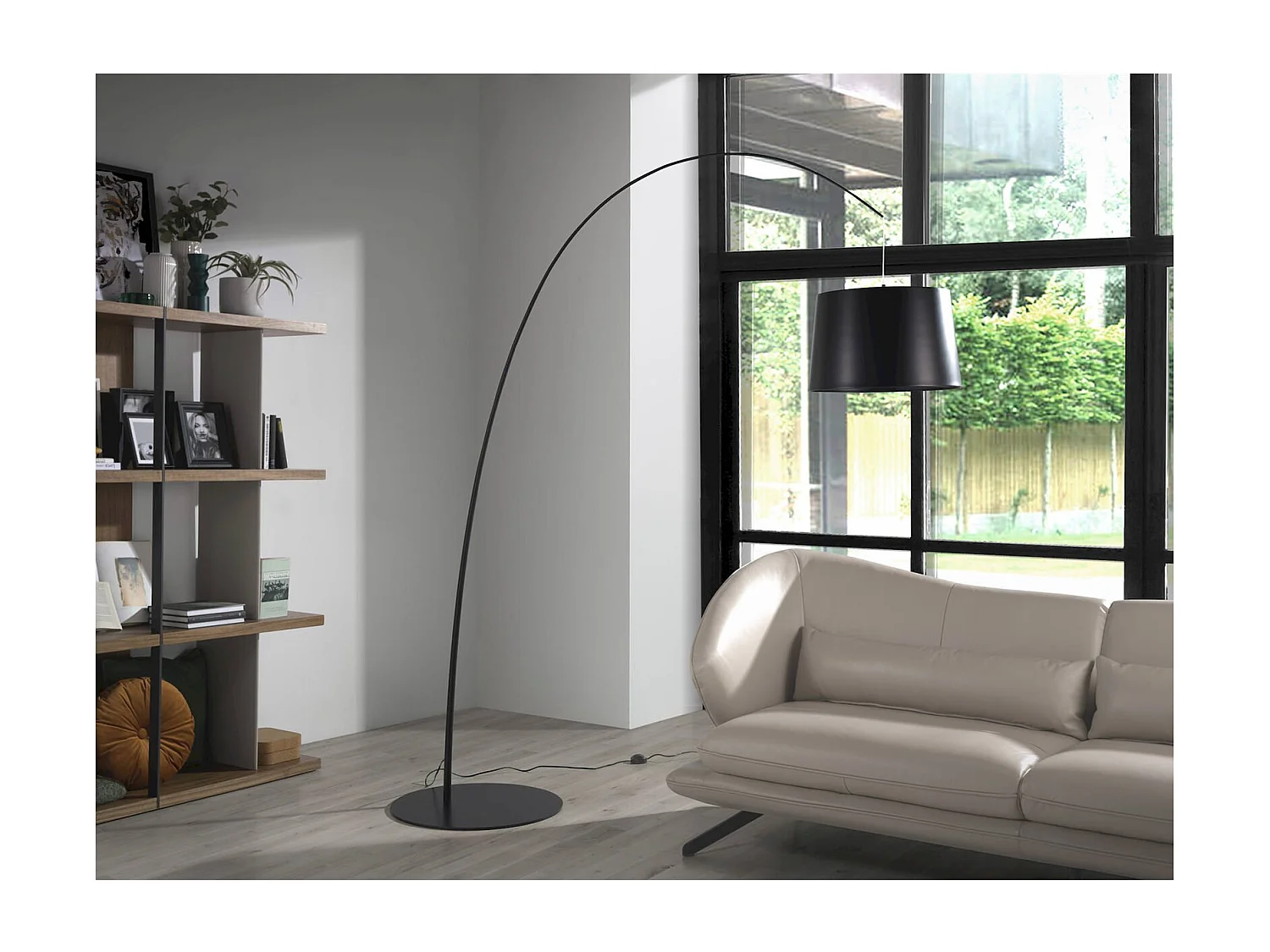 Lampadaire arqué noir mat Angel Cerda réglable en hauteur