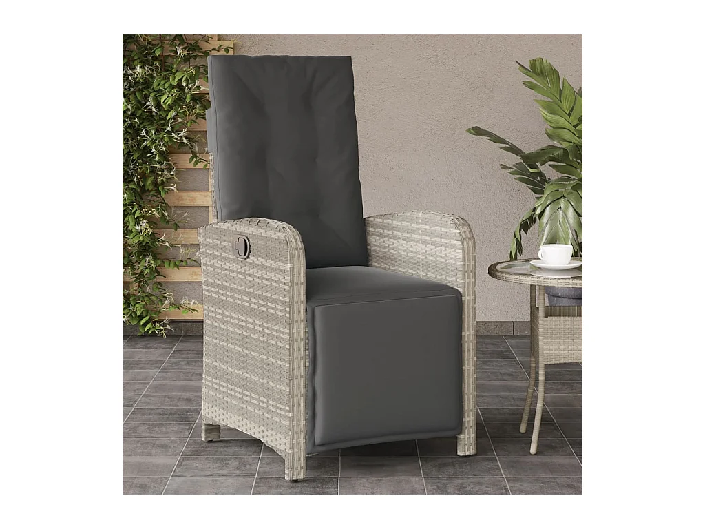 Liggende tuinstoel met voetenbankje lichtgrijs rotan