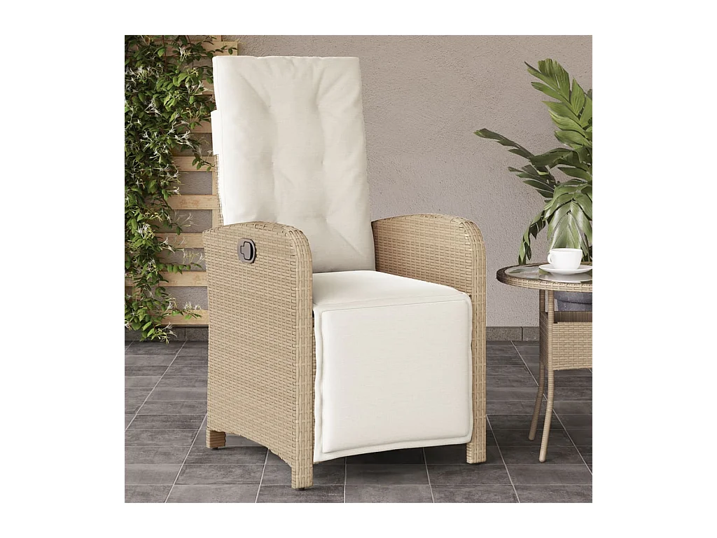 Beige relaxstoel voor in de tuin met voetenbankje van gevlochten kunsthars