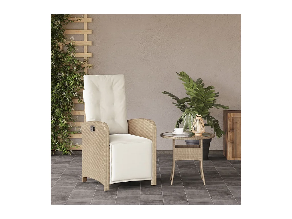 Beige relaxstoel voor in de tuin met voetenbankje van gevlochten kunsthars