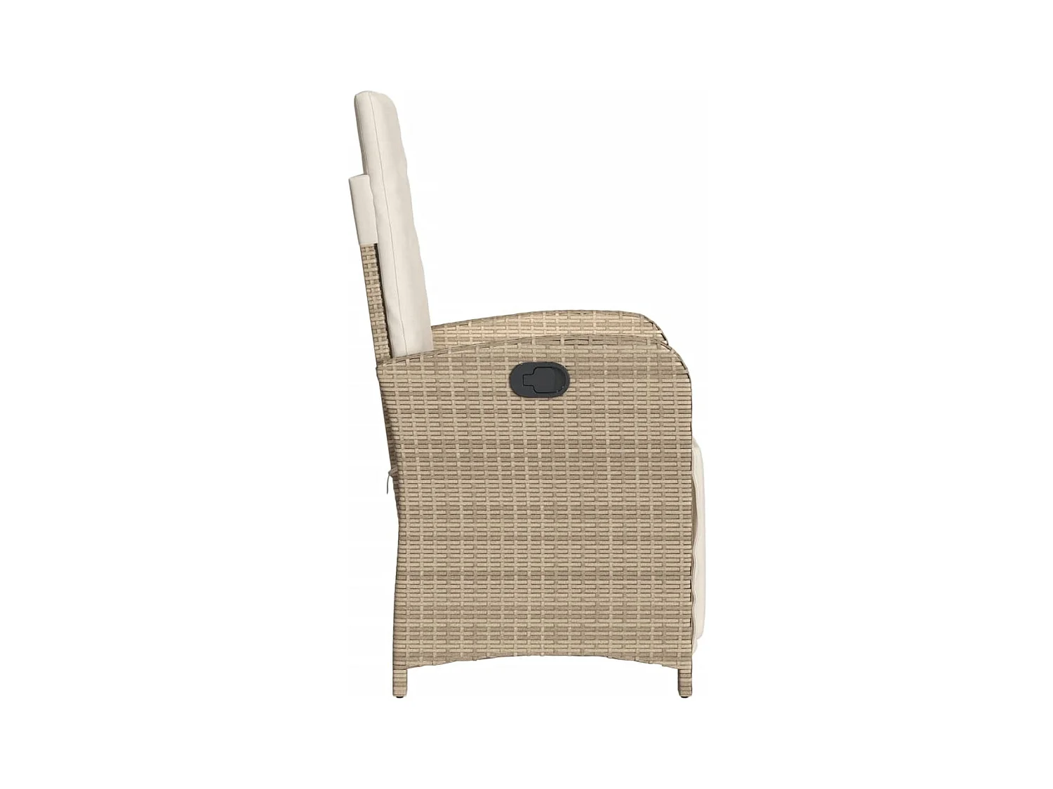 Beige relaxstoel voor in de tuin met voetenbankje van gevlochten kunsthars